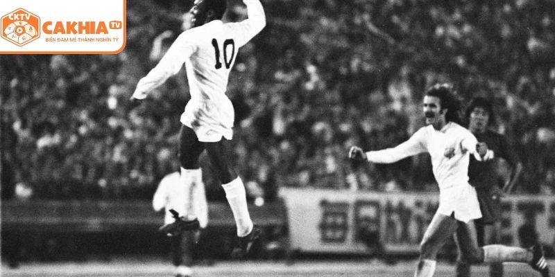 Pele cùng các thế hệ cầu thủ trẻ Santos trong một sự kiện tri ân